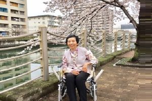 車いすの母