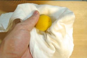 しっかり水分をふき取る梅